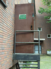 offene stehende Hintertür als Notausgang