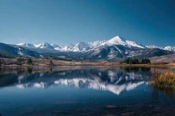 Obraz premium Mountain range reflected in tranquil lake