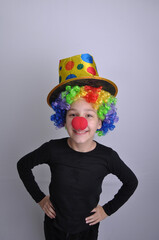 garota engraçada e feliz alegria e animação  usando fantasia colorida 