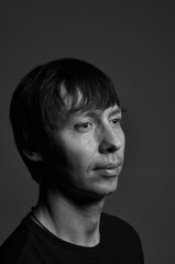 retrato preto e branco de rosto de homem 