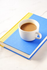 淹れたてのコーヒーを飲みながら、のんびり読書を楽しんでいるイメージ
