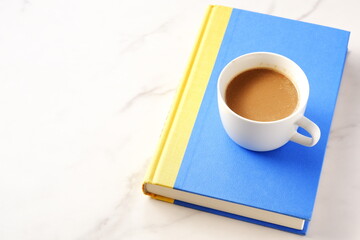 淹れたてのコーヒーを飲みながら、のんびり読書を楽しんでいるイメージ
