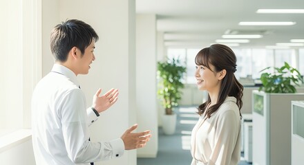 Fototapeta premium 明るいオフィスで会話するビジネスパーソン