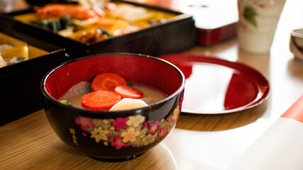 お雑煮とおせちの並ぶ正月の食卓