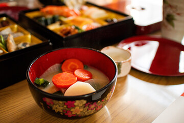 お雑煮とおせちの並ぶ正月の食卓