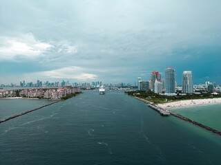 Naklejka premium Miami Beach city skyline panorama. Miami city, Florida skyline. South Point Park in Miami Beach, aerial view. Beach coast of Miami Beach.