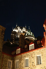 Naklejka premium Romantic evening scene in Old Québec, historic buildings and Château Frontenac lights.