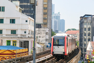 Naklejka premium クアラルンプールの市街地を走るLRT