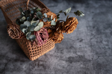 カゴに入った薔薇とユーカリのドライフラワー