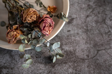 器に盛った薔薇とユーカリのドライフラワー