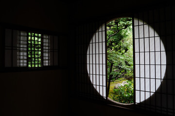 東福寺塔頭芬陀院の風情ある丸窓