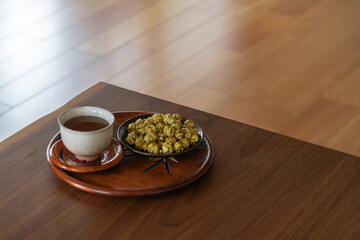 和風部屋に日本茶と抹茶ポップコーン