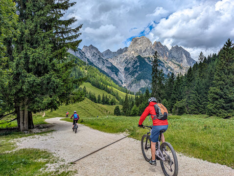 Mountain bikers on the way down. Mountain panorama of the Reiter Alm mountain range (Reiter Alpe) in the Berchtesgaden National Park, Bavaria, German