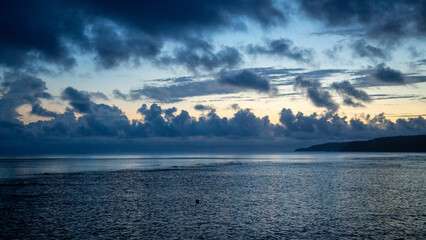 夏の奄美大島の夜明けの風景。
