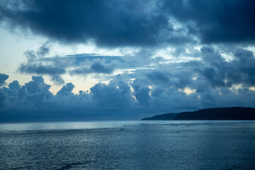 夏の奄美大島の夜明けの風景。