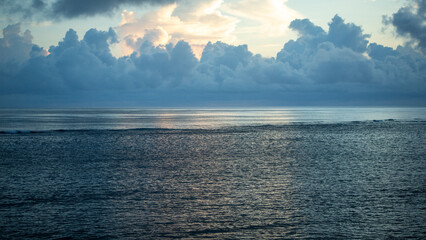 Obraz premium 夏の奄美大島の夜明けの風景。