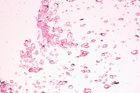 水中に舞い上がるたくさんの気泡.