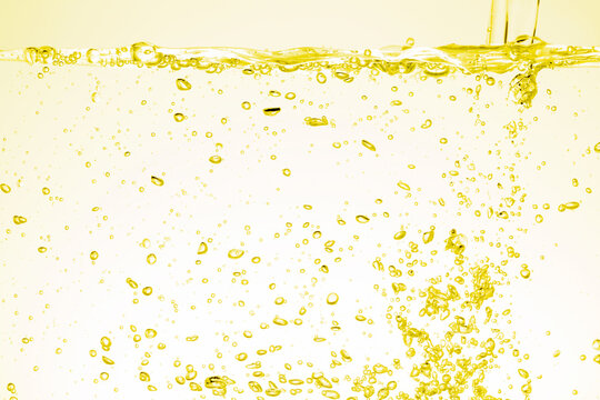 黄色の背景に水槽に注ぐ水。