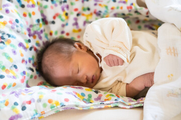 自宅のベビーチェアで寝る日本人の乳幼児