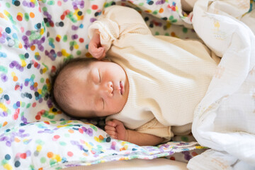 自宅のベビーチェアで寝る日本人の乳幼児