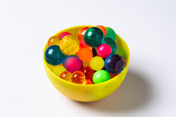 カップに入ったカラフルなスーパーボール