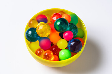 カップに入ったカラフルなスーパーボール