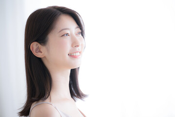若い女性の見上げる美容やビューティーイメージクローズアップ