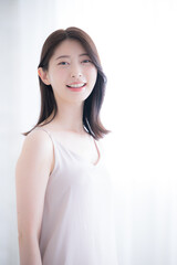 若い女性の美容やビューティーイメージクローズアップ　カメラ目線縦