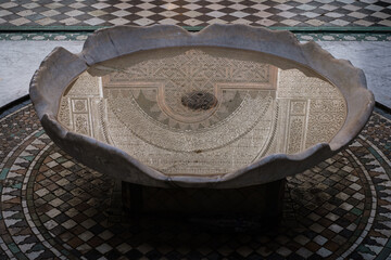 モロッコフェズ水鏡に咲くゼリージュ