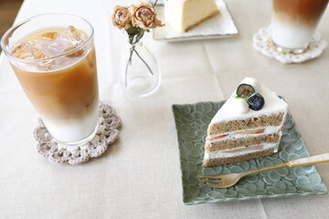 紅茶ケーキとカフェラテのあるおしゃれなカフェ風景
