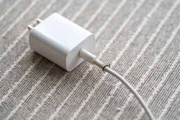 部屋に断線した電気コード