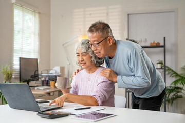 Obraz premium Senior Spouses enjoying retirement and free time browsing on laptop At Home. Older Couple Browsing Internet On Computer Reading Online News On Weekend. Technology And Gadgets.