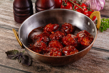 Beef meatballs with tomato sauce