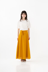 笑顔で立つ女性