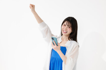 笑顔でスマホを持つ女性