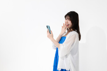 スマホを使う女性