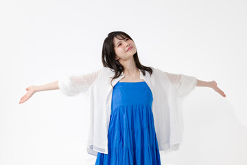 深呼吸をする若い女性