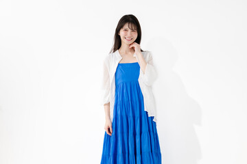 青いワンピースを着た女性