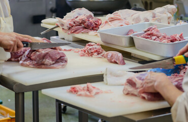 食肉加工場、精肉加工のようす、肉を切る調理師