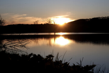 couché de soleil sur un lac de campagne
