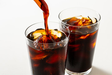 アイスコーヒーを注ぐ
