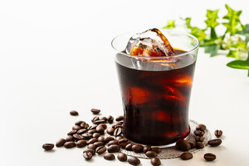 アイスコーヒーとコーヒー豆