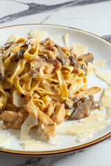 A view of a plate of fettuccine con pollo.
