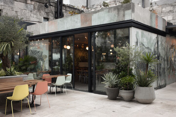 Fototapeta premium modern stylish caf located on street with emphasis on vibrant urban art