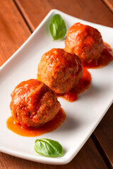 Polpette di manzo al sugo, cibo italiano 