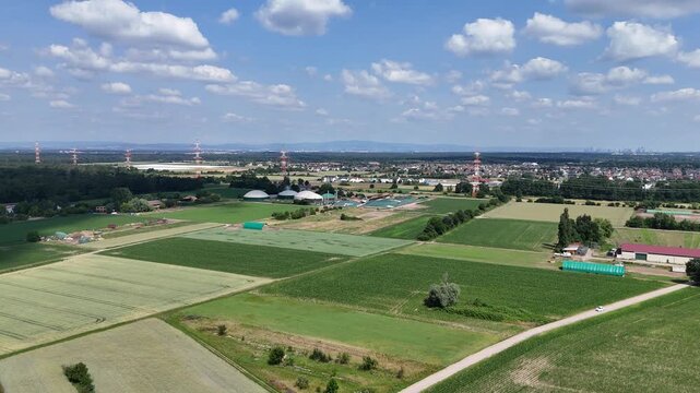 Biogasanlage und Hochspannungsleitung