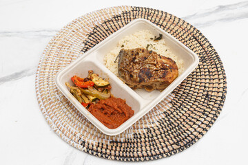 Daurade accompagnée d’attiéké – plat à emporter de style antillais
