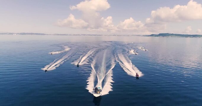 沖縄の海を駆ける！ボート先導のジェットスキー大編隊