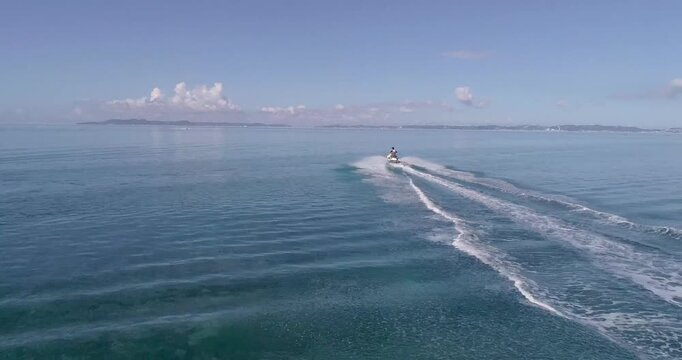 沖縄の青い海に描かれる水の軌跡！ジェットスキー空撮
