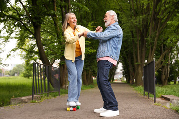Obraz premium Lovely senior couple having fun together in park